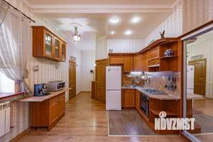 Дом 250м&sup2;, 2-этажный, на длительный срок, 