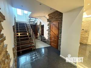 Дом 568м&sup2;, 3-этажный, на длительный срок, 