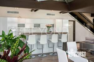 Дом 697м&sup2;, 3-этажный, на длительный срок, 