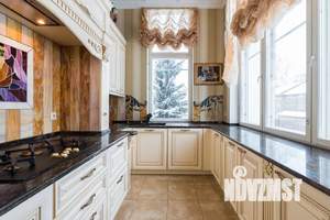 Дом 530м&sup2;, 3-этажный, посуточно, 