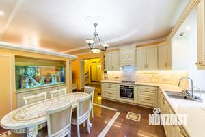 Коттедж 380м², 3-этажный, участок 18 сот.  