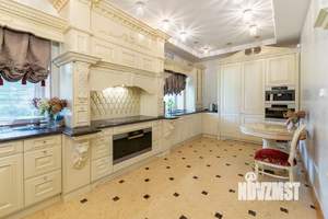 Коттедж 517м², 2-этажный, участок 24 сот.  