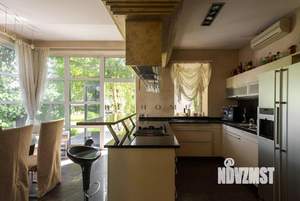 Коттедж 540м², 3-этажный, участок 30 сот.  