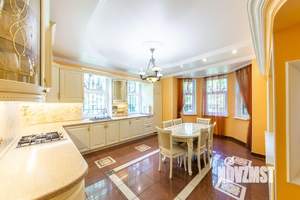 Коттедж 380м², 3-этажный, участок 18 сот.  