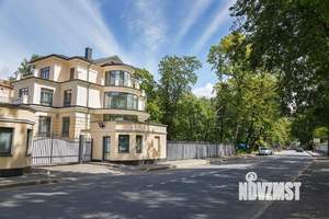 Дом 1278м², 3-этажный, участок 13 сот.  