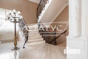 Дом 700м², 3-этажный, участок 26 сот.  