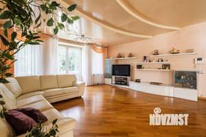 Дом 500м², 3-этажный, участок 25 сот.  