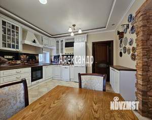 Дом 267м², 3-этажный, участок 14 сот.  