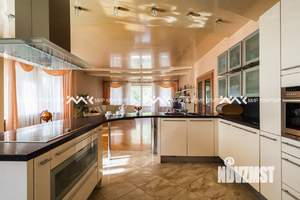 Дом 500м², 3-этажный, участок 25 сот.  