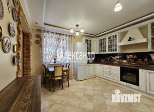 Дом 267м², 3-этажный, участок 14 сот.  