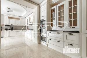 Дом 700м², 3-этажный, участок 26 сот.  