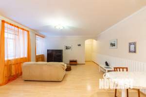 1-к квартира, на длительный срок, 62м2, -1/2 этаж