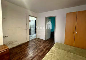 2-к квартира, вторичка, 42м2, 1/5 этаж